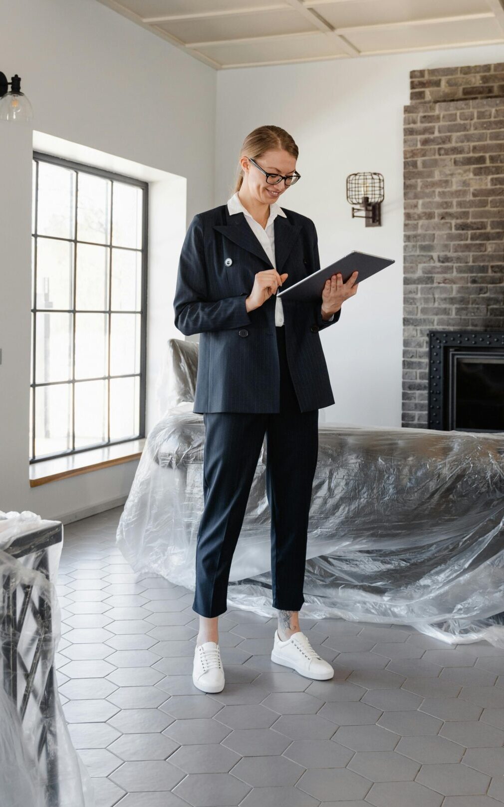 pexels-mart-production-7415124 Agent immobilier au milieu d'une maison